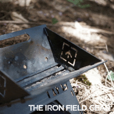 TAKI BEITA焚火台爐架套裝 S，採用黑色金屬材質，設計簡潔，具有鏤空圖案和手提孔。