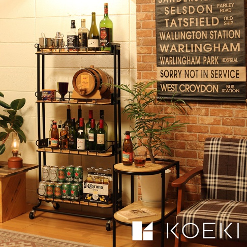 黑色金屬框架的四層置物推車，頂層有酒瓶、調酒器和鋼杯；第二層有木桶和酒杯；第三層擺放多瓶酒；底層有啤酒罐和啤酒箱。推車配有輪子，整體風格簡約實用。