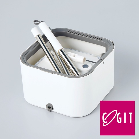 一個白色的方形塑膠水桶，內部設有深灰色邊框的清潔與濾水結構，桶內放置了拆卸後的金屬拖把桿與拖把布盤，桶身正面下方有一個排水孔塞，右下角印有白色的COGIT品牌標誌。