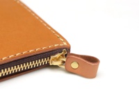 職人手作皮革L型拉鍊長夾 (WL-3)，特寫展示淺棕色皮革材質、金屬拉鍊與皮革拉頭，縫線清晰，簡約設計。