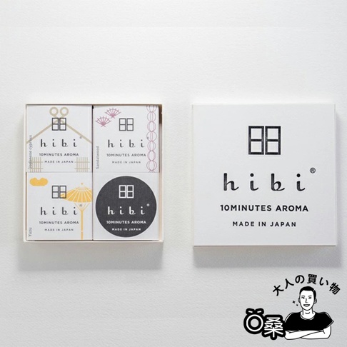 和風限定款香氛火柴禮盒，內含四款不同香氣，包裝盒印有「hibi 10MINUTES AROMA MADE IN JAPAN」字樣，以及象徵日式風格的圖案，如日式房屋、和傘和扇子。