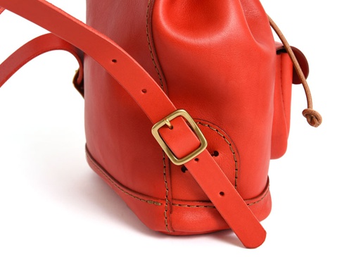 背負いやすいように、ストラップが両サイドに斜めに付いています。5つ穴が空いているので、お好きな長さに調節可能。