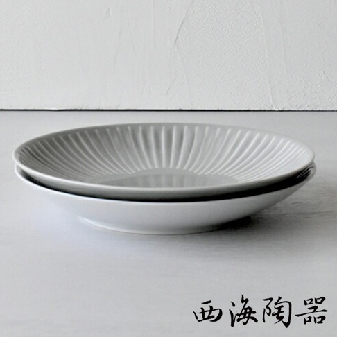 波佐見燒 FUWARI 兩件式主食盤，上層為灰色扇形紋路、下層為白色，兩者皆為陶瓷材質，呈現簡約的設計風格。