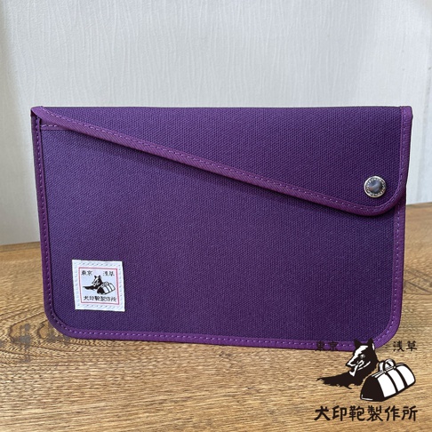 犬印純綿帆布平板收納包，大尺寸，紫色，信封式開合設計，配有金屬按扣，包身飾有品牌標誌布貼。