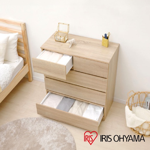 淺木色木製四層收納櫃，櫃面有金屬飾品與筆筒，部分抽屜打開展示內部衣物收納。