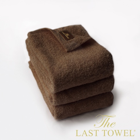 The LAST TOWEL 魔法瞬吸純棉柔毛巾三入組，展示為深棕色，材質為純棉，毛圈織法，質感柔軟，其中一條毛巾上帶有品牌標籤。