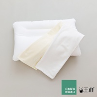 白色頸椎枕，附有兩個枕套，一個為淡黃色，另一個為白色，皆為柔軟材質。