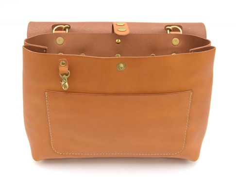 職人手作皮革雙扣三用後背包 (CW-137) SH，展現原色皮革質感，帶有外置收納口袋，並以金屬扣件固定。