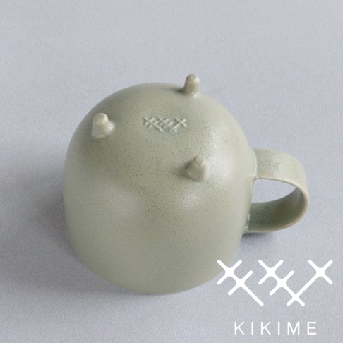 marumi 美濃燒珪晶釉球型馬克杯，淺綠色，帶有三個支腳和一個提把，杯身有壓印的紋飾，材質為陶瓷。