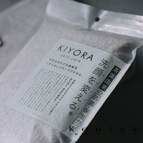圖片文字：KIYORA skin care 茶葉由來的抗菌保濕力が洗顔を変える。今治生まれの洗顔専用こすらないスキンケアタオル。洗顔にこだわるように、タオルも選ぶ。肌を想う、最良の選択を。洗顔後の肌にふれるタオル。その清潔さが、肌の調子を左右します。「KIYORA」スキンケアタオルは、菌の繁殖を抑える茶葉由来の「抗菌保湿糸」と、茶葉のカテキンと茶の実由来のうるおい成分を配合した「抗菌保湿糸」を使用