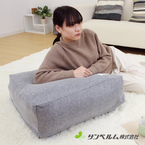 灰色布藝多用途收納袋，帶有防蟎加工，質地細膩，方形設計，適合收納棉被。