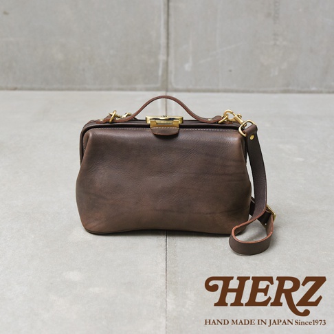 HERZ 職人手作日本皮革側背包，擁有經典鎖孔式大開口設計