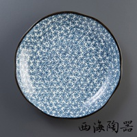 日本美濃燒古典菊造型大圓盤，白色陶瓷盤身佈滿細緻的藍色小菊花圖案，盤緣帶有深棕色勾邊。