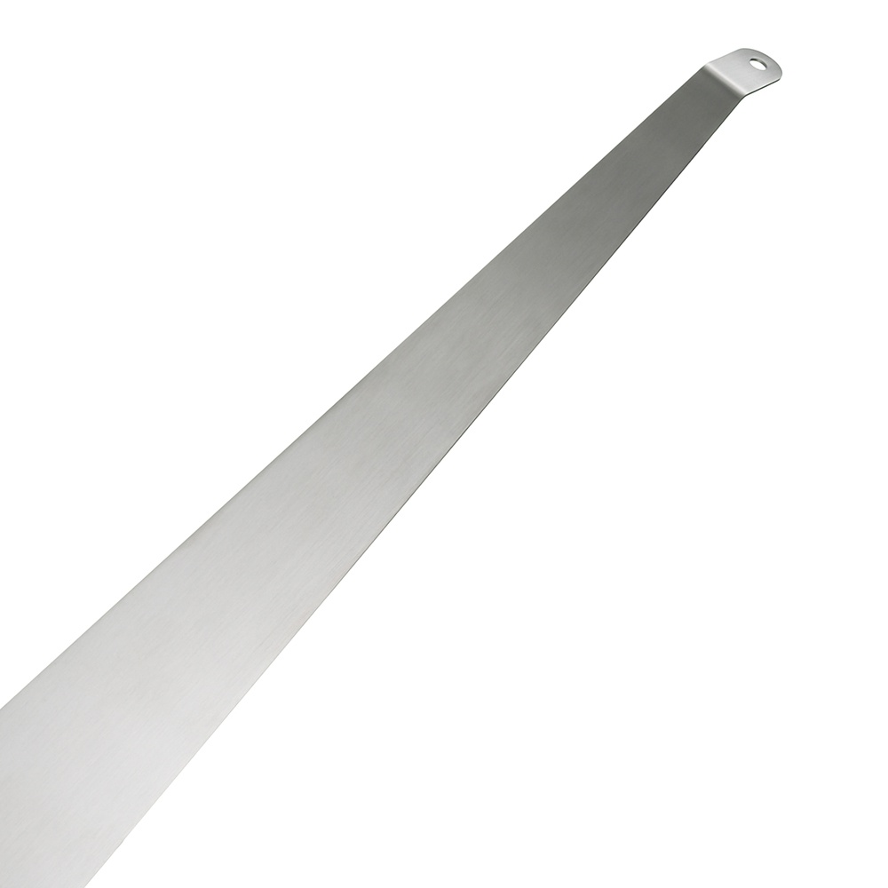 日製食物鏟，銀色不鏽鋼材質，鏟面呈梯形，一端為平整邊緣，另一端有圓形掛孔。