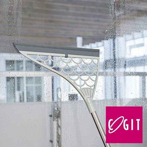 淺灰色的可水洗瀝水掃帚，具有三角形的扇形設計，搭配灰色橡膠刮片，用於清潔沾有水珠的玻璃表面。