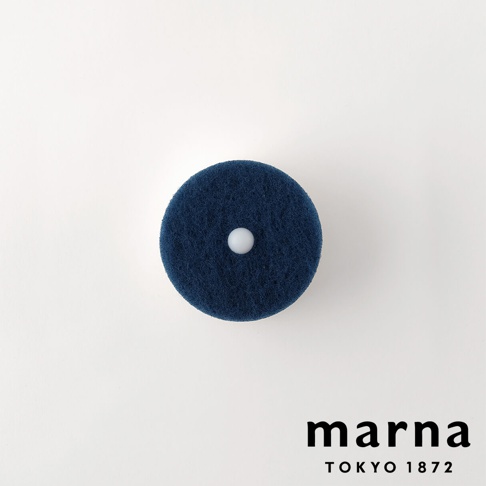 marna TOKYO 1872 品牌字樣旁，一個深藍色的圓形洗碗海綿，中間有一個小白點。
