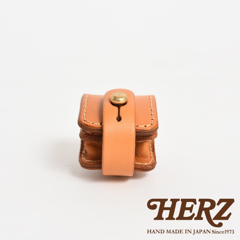 職人手作皮革原子釦型腰間小物收納包，淺棕色皮革，以車縫線和金屬原子釦固定，設計簡約實用。