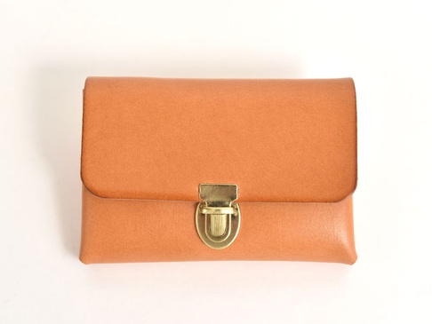 職人手作皮革小卡片收納夾 (KV-1)，採用經典棕色皮革製成，帶有復古黃銅鎖扣，設計簡約實用。