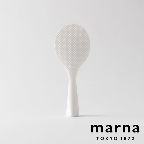 marna 站立式好握飯匙，白色，有細緻紋理的飯勺，握柄向下延伸，底部有品牌 LOGO。