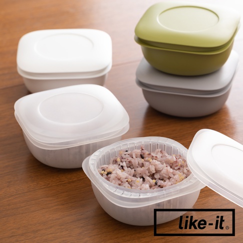 簡約雙層蒸氣循環保鮮盒，白色、灰色、綠色三色，方形設計，可堆疊，其中一個盒內裝有紫米飯。