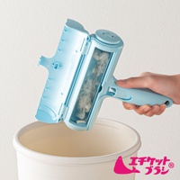 淺藍色免耗材除塵刷，內含白色棉絮，手持刷柄，將刷頭對準白色垃圾桶上方。