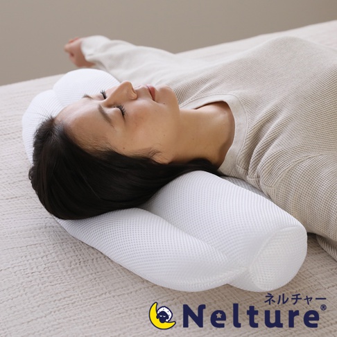 白色網狀材質的瑜珈感安睡枕，具有特殊曲線設計，支撐使用者頭部與頸部，一位女性正側躺於枕上休息。