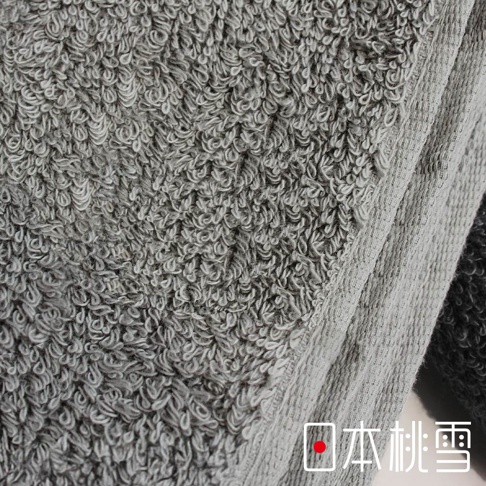 日本桃雪，灰色的厚實毛巾，帶有紅色標誌和日文文字。