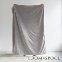 GRAU 立體直紋純棉微厚單人毯，顏色為淺灰色，表面有垂直條紋織紋。
