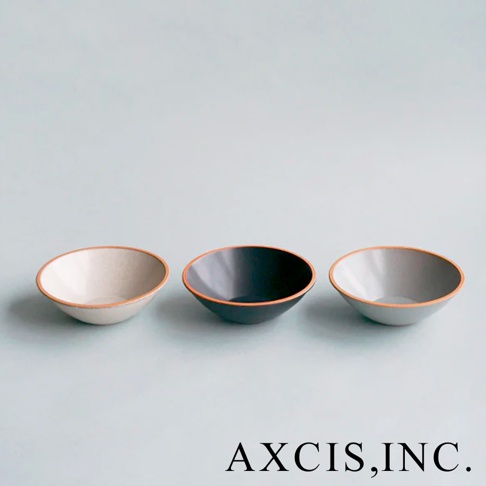 PURE 素燒百搭陶瓷沙拉碗，呈現米白、炭黑與淺灰三色，碗身為陶瓷材質，邊緣帶有素燒紋理，造型簡約。