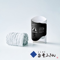 nade可 (nadeco.) 備長炭柔膚沐浴巾，淺灰色，棉質，附有品牌 logo 和產品說明包裝。