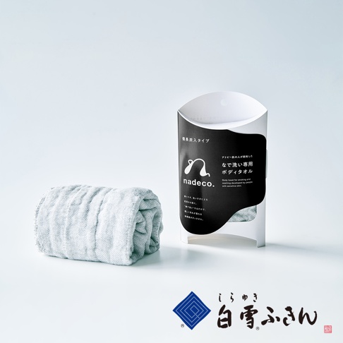 nade可 (nadeco.) 備長炭柔膚沐浴巾，淺灰色，棉質，附有品牌 logo 和產品說明包裝。