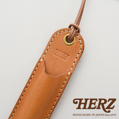 HERZ 品牌皮革筆套，上面壓印有 MADE IN JAPAN 字樣。