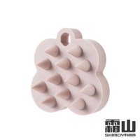 淺粉色蝴蝶造型矽膠頭皮按摩洗髮梳，佈滿多個圓潤的錐形按摩顆粒，頂部有掛孔設計。