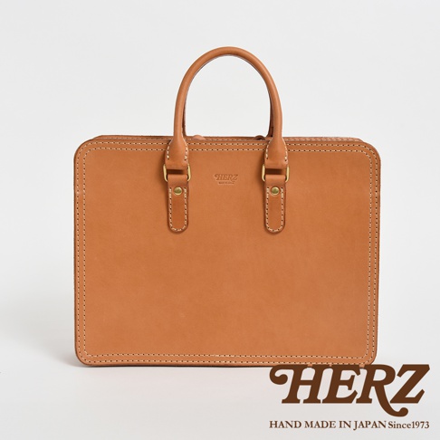職人手作皮革手提商務公事包，淺棕色，簡約方形設計，雙提把，附有金色扣環，皮革材質，做工精緻。