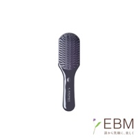 深灰色 E.遠紅外線能量梳，具有寬闊的梳頭和符合人體工學的握柄，梳齒密集，握柄處有品牌標誌。