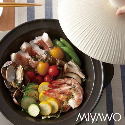 IH系列6.5號耐溫差陶土湯鍋，內含魚肉、蝦、蛤蜊、小番茄、櫛瓜、豌豆和蘑菇等豐富食材，湯鍋為深棕色，鍋蓋為白色，表面有放射狀紋路。