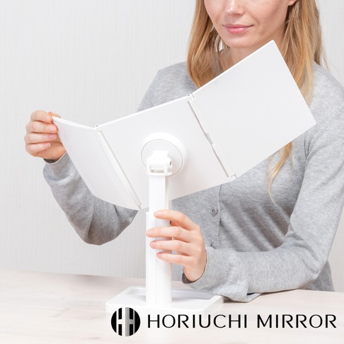 白色 NAPURE 桌上型三折化妝鏡，採用 ABS 材質，鏡面可 360 度旋轉，方便調整角度。