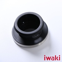 黑色塑膠蓋搭配不鏽鋼邊緣，蓋子中央有圓形開口，下方有兩個半圓形提把。