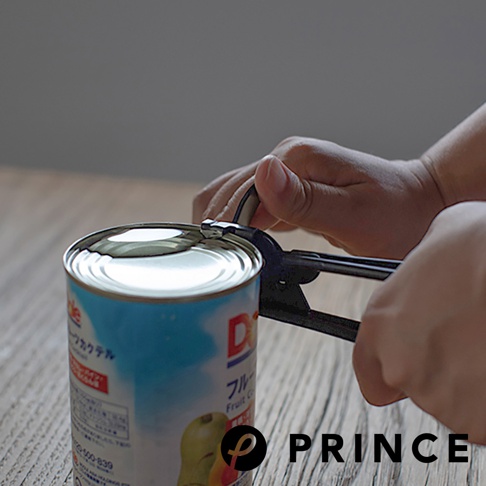 黑色金屬旋轉開罐器，正被雙手操作以打開罐頭。