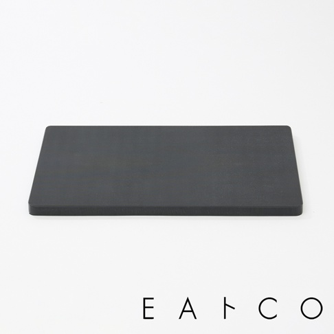 日本製26cm黑色抗菌塑膠砧板，表面有防滑紋路，邊緣圓潤。