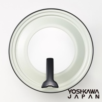 頂視圖顯示一個圓形、淺綠色、可立式強化玻璃鍋蓋，邊緣有黑色包邊。中央有一個黑色、符合人體工學的提手，設計成可方便站立。