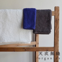 三條匹馬棉毛巾，分別為白色、藍色和深灰色，懸掛在木架上，毛巾質地蓬鬆柔軟。