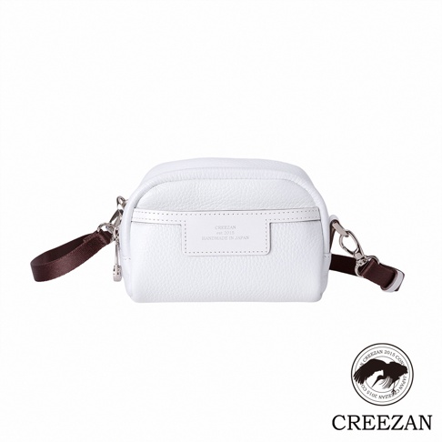 JETTER 迷你側背包 CJTH-040，白色荔枝紋皮革材質，帶有品牌壓印的白色皮革標籤，配有深棕色織帶提把及可拆卸的銀色金屬扣環。