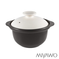 褐白色直火雙蓋炊飯陶鍋，鍋身為深褐色，鍋蓋為白色，帶有圓形提把及透氣孔。