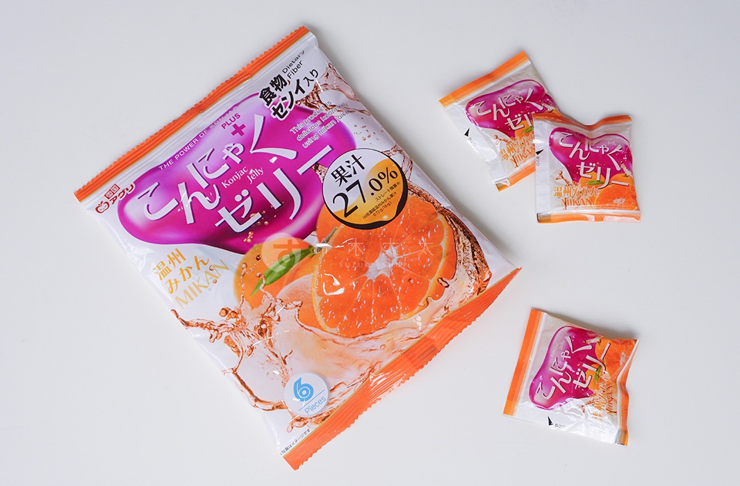 一包雪國AGURI株式會社蒟蒻果凍，上面印有日文及英文的「Konjac Jelly」字樣，並有27.0%果汁的標示，以及溫州蜜柑的圖案，旁邊有幾個獨立包裝的同款蒟蒻果凍。