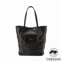 JETTER 大容量肩背托特包 CJTE-025，黑色荔枝紋皮革材質，方形織標縫於包身中央，搭配細長皮革提把。