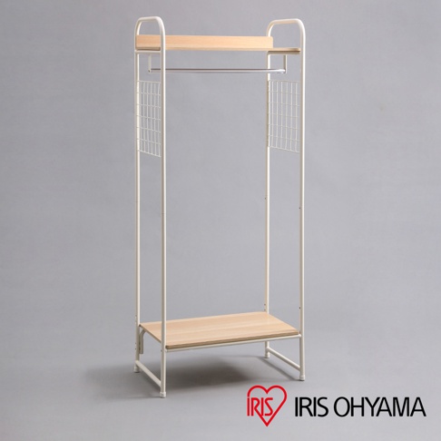 白色金屬框架吊掛衣架，頂部和底部有淺木色木板，兩側有網格狀側板，上方設有金屬掛桿。