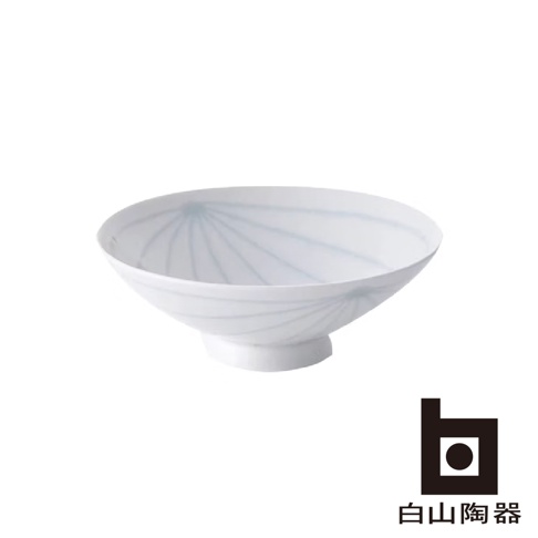 白色陶瓷平茶碗，碗內飾有細緻的淺藍色放射狀線條紋飾，碗底有白色圓形底座。
