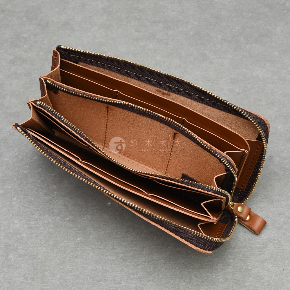 職人手作皮革Organ大容量拉鍊長夾，採用深棕色皮革製成，拉鍊設計，內部隔層清晰，展現其大容量與實用性。