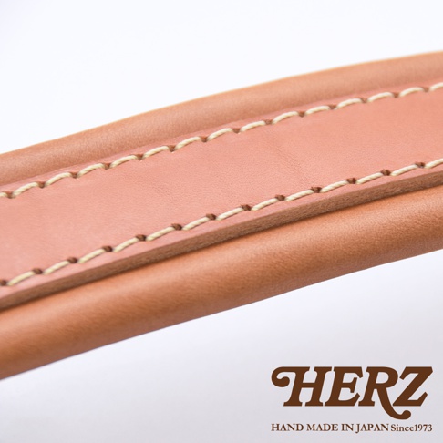 職人手作皮革加厚減壓肩背帶，採用原色皮革，車縫線清晰，質地厚實。